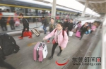 春运首日，东莞东火车站迎来客流高峰 东莞时报记者 陈栋 摄 - 新浪广东