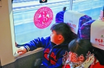 2月6日，返乡列车上的小朋友靠着车窗看回家路上的风景。南方日报记者 吴伟洪 董天健 摄 - 新浪广东