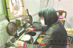 梅姨正在制作手工蛋卷 - 新浪广东