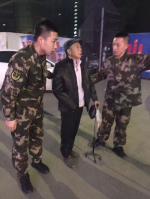 2月7日晚，两名官兵将老人扶起后询问老人情况。围观群众供图 - 新浪广东