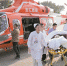 直升机一降落，早早候着的救护车就把患者送到医院。 - 新浪广东