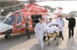 直升机一降落，早早候着的救护车就把患者送到医院。 - 新浪广东