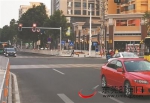西平彩怡百货路口安装了红绿灯后，交通秩序良好（记者 刘志斌 摄） - 新浪广东