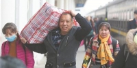 东莞东火车站，旅客扛着行李准备乘车返乡（记者 陈栋 摄） - 新浪广东