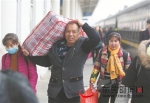 东莞东火车站，旅客扛着行李准备乘车返乡（记者 陈栋 摄） - 新浪广东