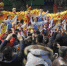 正月初一，一场盛大的舞龙舞狮民俗活动在湖南省怀化市洪江古商城举行，人们争相观看，红红火火过大年。 - Meizhou.Cn