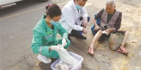 医护人员对老人进行伤口检查、包扎 通讯员供图 - 新浪广东
