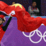 2月22日，在平昌冬奥会短道速滑男子500米决赛中，中国选手武大靖夺得金牌。图为武大靖手举五星红旗庆祝胜利。中新社记者 宋吉河 摄 - 新浪广东