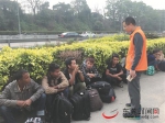 　　39名越南乘客在服务区被“卖猪仔”，广深高速志愿者热心施援手 本报记者 郑家雄 通讯员 林庆升 摄 - 新浪广东