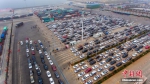 2月22日，航拍海口市新海港码头数千辆排队等待过海的滞留车辆。 中新社记者 骆云飞 摄 - 新浪广东