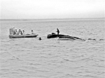 救援人员在发生事故的海南新盈F069号船附近进行搜救 供图/徐闻县委新闻中心 - 新浪广东
