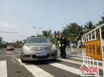 图为海口公安交警为滞留车辆服务。　尹海明 摄 - 新浪广东