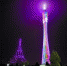 无人机灯光秀带来的巴黎埃菲尔铁塔投影，与广州塔交相辉映。通讯员供图 - 新浪广东