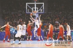中国男篮蓝队拼劲十足，打出了中国篮球的精气神 记者 郑家雄 摄 - 新浪广东