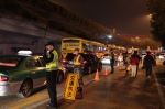 执法人员夜间开展出租车营运秩序整治行动 - 新浪广东