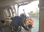 南海神鹰紧急救助1名外籍腿部骨折船员 - 新浪广东