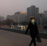 北京市民在雾霾中出行 - 新浪广东