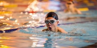 游泳也属于一些学校体育特招生的范畴。信息时报记者 陆明杰 摄 - 新浪广东