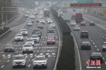 资料图：2月21日，大批车辆由北向南(进城方向)缓慢行驶在南京二桥高速公路上，绵延数公里。 中新社记者 泱波 摄 - 新浪广东