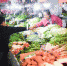 市民正在买菜(资料图)。中新社记者 陈超 摄 - 新浪广东