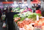 市民正在买菜(资料图)。中新社记者 陈超 摄 - 新浪广东