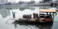 保洁人员定时在均安凫洲河上保洁。/珠江商报记者朱德文摄 - 新浪广东