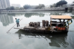保洁人员定时在均安凫洲河上保洁。/珠江商报记者朱德文摄 - 新浪广东