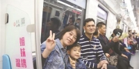 昨日，东莞市首趟“家庭文明号”地铁专列发车。图为家长带着孩子体验专列 首席记者 郑琳东 摄 - 新浪广东