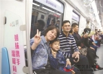 昨日，东莞市首趟“家庭文明号”地铁专列发车。图为家长带着孩子体验专列 首席记者 郑琳东 摄 - 新浪广东