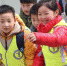 资料图：小学生们穿过马路放学回家。杨正华 摄 - 新浪广东