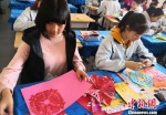 图为学生剪纸。　刘玉桃 摄 - 新浪广东