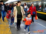 资料图：“小候鸟”在妈妈的陪同下踏上返程列车。李叶青 摄 - 新浪广东