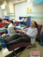 图为一名民众在朝阳捐血屋献血。 主办方供图 - 新浪广东