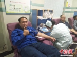 图为当日活动中，一名的士司机参与无偿献血。主办方供图 - 新浪广东
