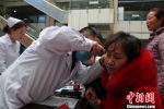 安徽耳科专家为就诊人员检查 张天峰 摄 - 新浪广东