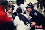 民警和医护人员对第二名旅客进行询问和施救 广铁警方供图 - 新浪广东