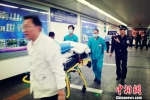 医护人员将患病旅客紧急送往医院 广铁警方供图 - 新浪广东