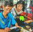 “爱家乡•查村情”主题教育实践活动，采访老人制作传统工艺 - 华南师范大学