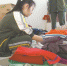 东莞市一中的同学们在整理回收的旧衣物 - 新浪广东
