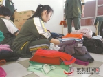 东莞市一中的同学们在整理回收的旧衣物 - 新浪广东