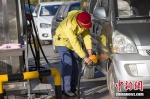 资料图：山西太原，车辆正在加油站加油。中新社记者 张云 摄 - 新浪广东