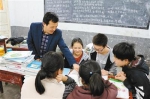 张红红和他的学生们在一起 记者 任娜 摄 - 新浪广东
