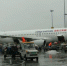 雷暴天气致成都机场众多航班延误。　王鹏　摄 - 新浪广东