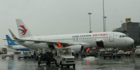 雷暴天气致成都机场众多航班延误。　王鹏　摄 - 新浪广东