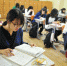 资料图：韩国首尔的一间教室里，学生们在紧张的备考。 - 新浪广东