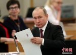 当地时间2018年3月18日，俄罗斯莫斯科，俄罗斯总统普京参加俄罗斯2018年总统大选投票。 - 新浪广东