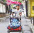刘春亮推着斗车走到广州。广州日报全媒体记者廖雪明摄 - 新浪广东