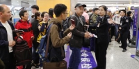上海边检在浦东国际机场实行中国公民、外国人出境通关分区查验。　殷立勤　摄 - 新浪广东