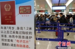 上海边检在浦东国际机场出境旅客可自助通关。　殷立勤 摄 - 新浪广东