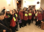 近百位华裔小区居民前往旧金山高等法院声援吴女士。（美国《世界日报》记者黄少华／摄影） - 新浪广东